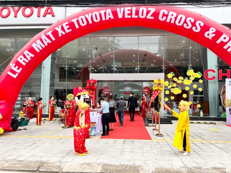 Lễ ra mắt xe Toyota Veloz Cross và Premio tại showroom Toyota Quảng Bình