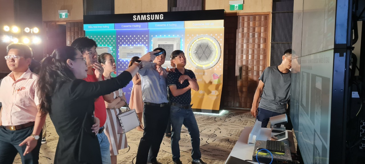 Khách tham quan trực tiếp trải nghiệm hệ thống màn hình ghép Samsung tại hội nghị.