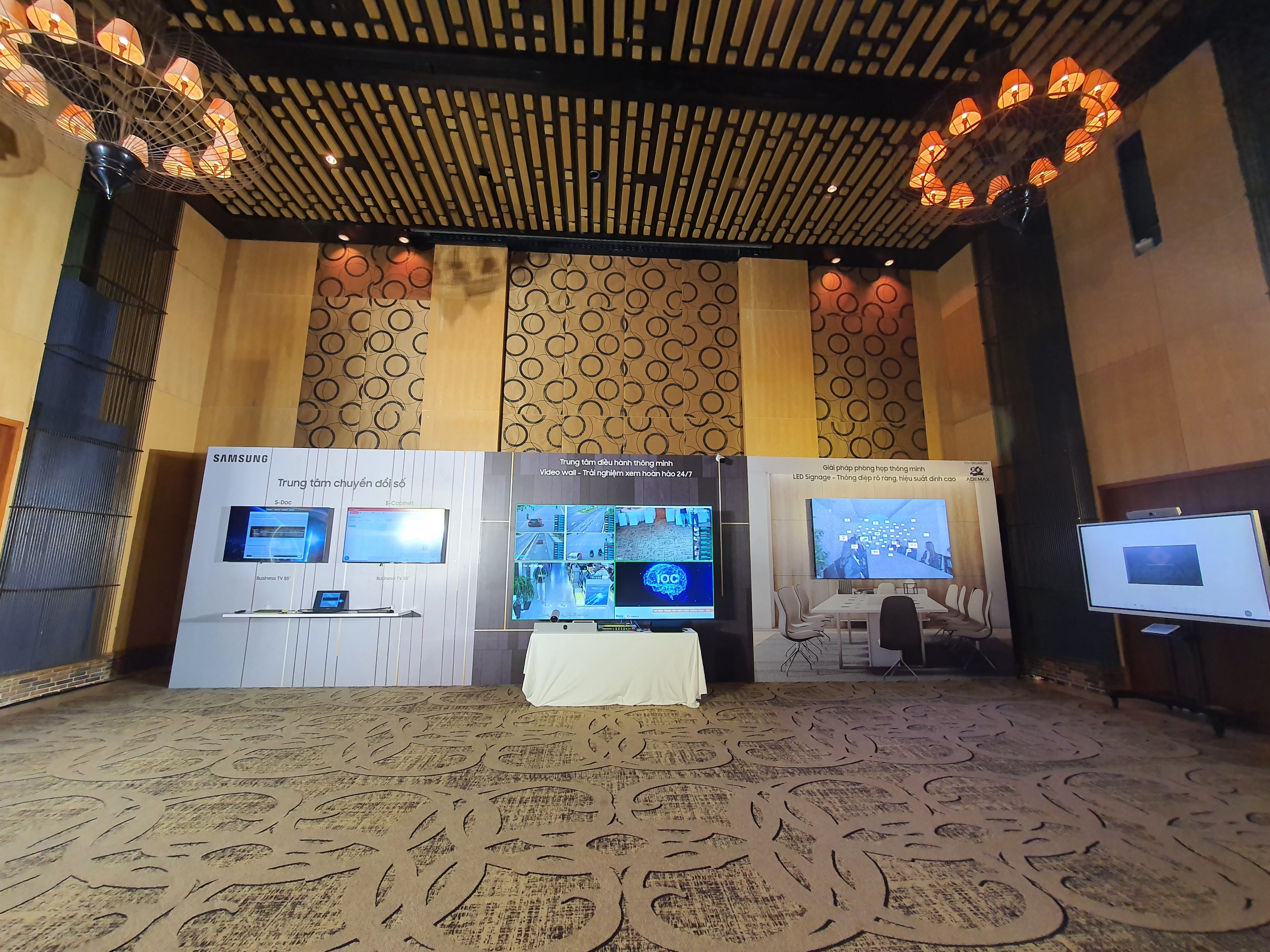 Không gian trưng bày các giải pháp màn hình, trung tâm điều hành và phòng họp thông minh của Samsung và Ademax. 