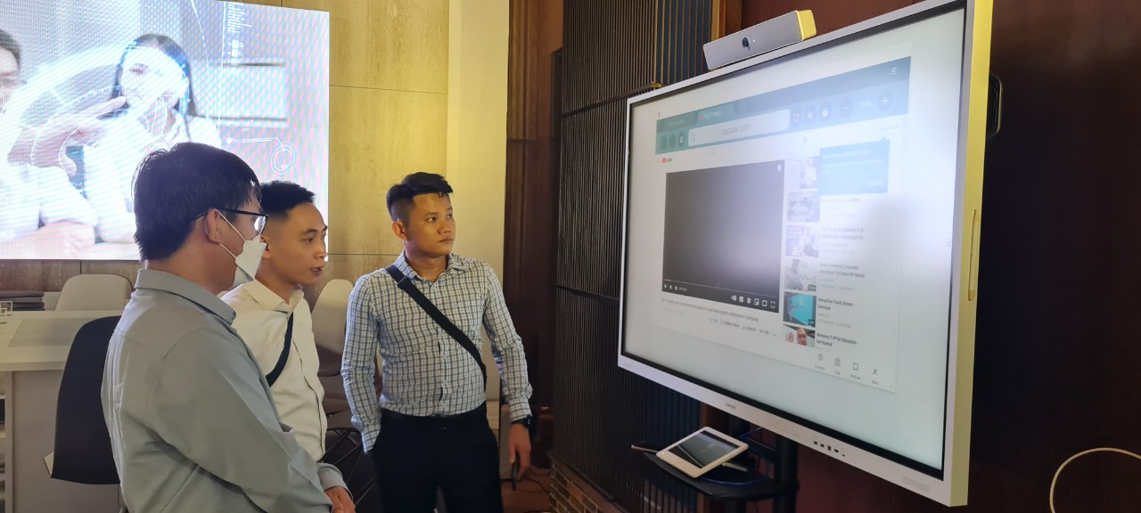 Khách tham quan trải nghiệm giải pháp màn hình Samsung do Ademax tư vấn và triển khai.