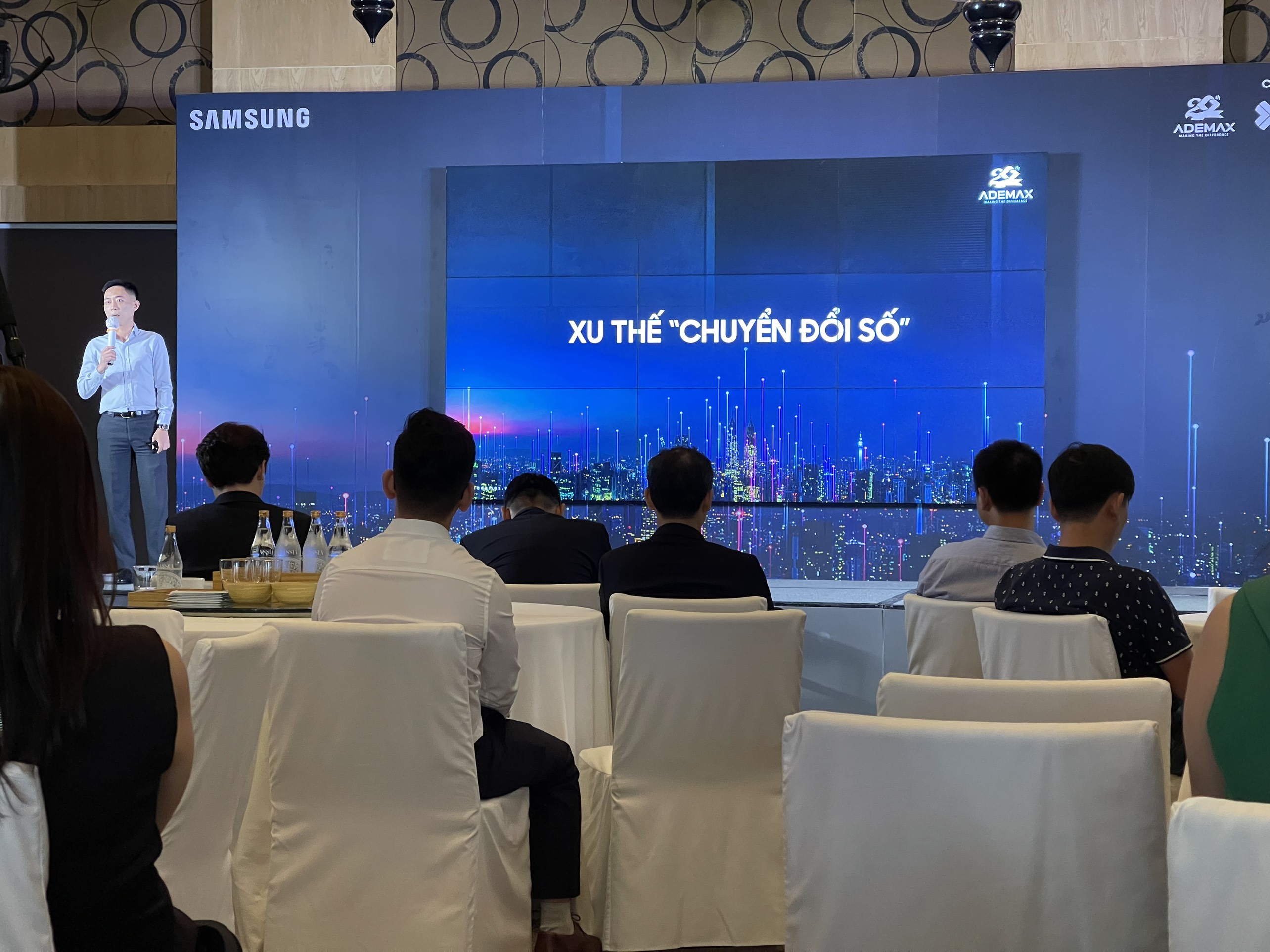 Phần thuyết trình về xu thế chuyển đổi số trong thời đại hiện nay.